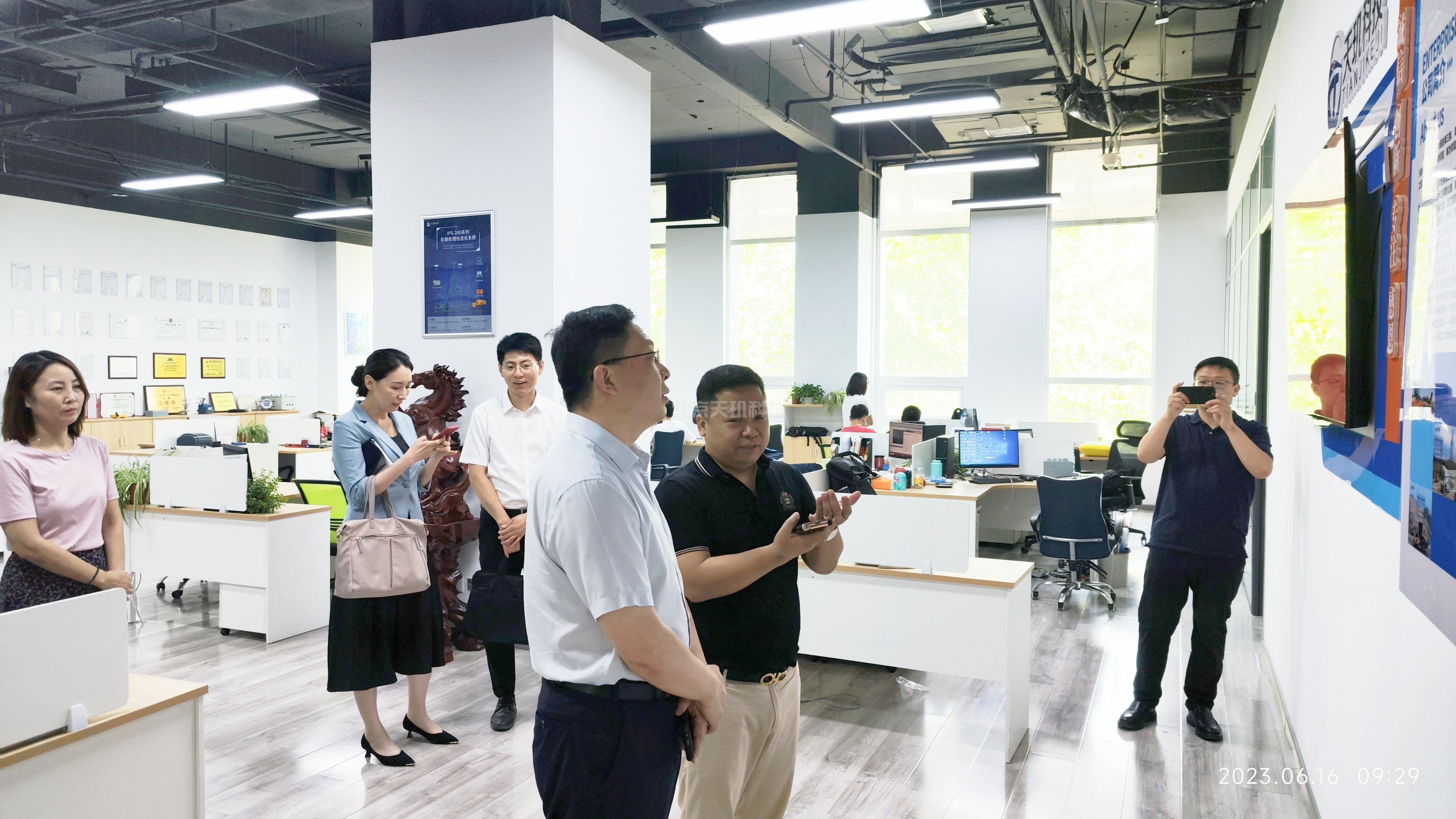 大兴经开区党委副书记、总经理李华龙莅临天玑科技考察指导