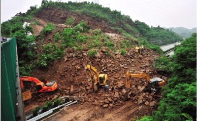 突降暴雨遇山体滑坡如何进行自救逃生(图1)